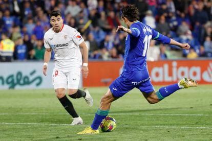 El delantero turco del Getafe, Enes Unal, hace el segundo gol de su equipo ante el Sevilla.