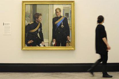 Una visitante pasa delante del cuadro de los príncipes William y Harry en la National Portrait Gallery.