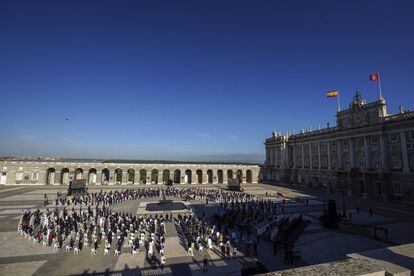 Vista general del acto de homenaje de Estado a las víctimas de la pandemia en la plaza la Armería del Palacio Real de Madrid. El acto público ha durado unos 45 minutos y en él han estado presentes alrededor de 700 personas.