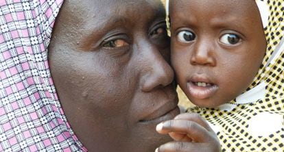 Raika Abadulaye se deshace en besos y abrazos a su hija pequeña. Ella es beneficiaria de la iniciativa Escuela de Maridos en el distrito de Sona, en Níger.