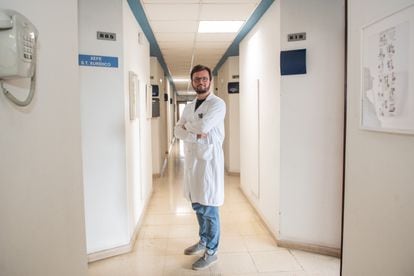 Joaquín Mosquera, oncologist at the Hospital of A Coruña, in one of the corridors of the health complex.