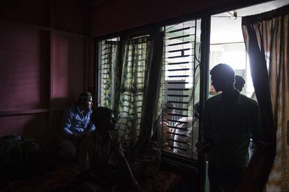 Un grupo de trabajadores descansa en un hostal cercano al aeropuerto de Katmand&uacute;. La mayor&iacute;a proceden de la regi&oacute;n de Therai y pasa unos d&iacute;as en este alojamiento antes de salir hacia la ciudad de destino. Muchas veces no saben d&oacute;nde van a ir hasta el mismo d&iacute;a de salida.  
 