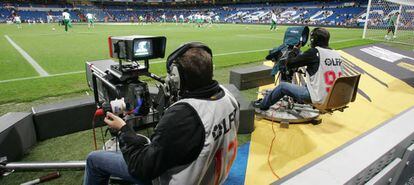 Operarios de cámara durante un partido de fútbol de la liga española.