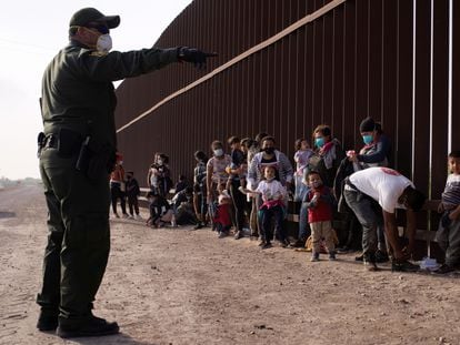 Un guardia de fronteras da instrucciones a un grupo de solicitantes de asilo tras cruzar Río Grande hasta EE UU, en Penitas, Texas, el pasado 17 de marzo.