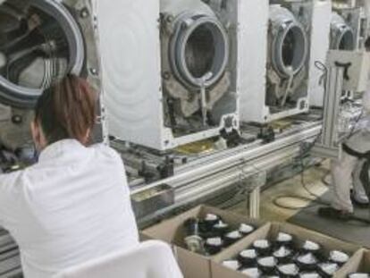 Trabajadores en una fábrica de lavadoras.
