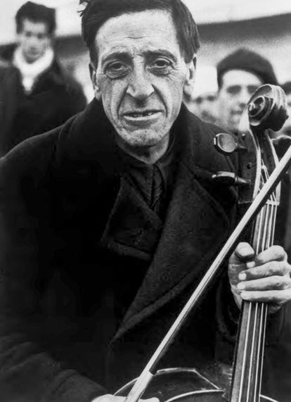Músico de la Orquesta Filarmónica de Barcelona, en el campo de Bram (Francia) en 1939.