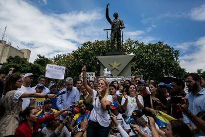 La esposa del l&iacute;der de la oposici&oacute;n venezolana Leopoldo L&oacute;p&eacute;z, Lilian Tintori, recibe a un grupo de personas en Caracas.