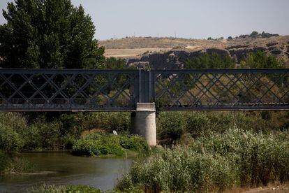 Vista del puente de hierro de Titulcia construido en 1894 sobre el río Jarama y en la actualidad convertido en peatonal.
