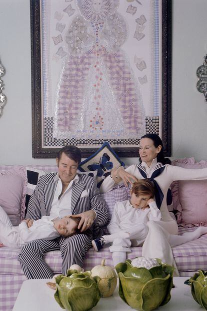 Se volvió a casar de nuevo con el autor y actor actor Wyatt Emory Cooper, con el que tuvo dos hijos, Carter y Anderson. Ese último es un famoso periodista de la CNN en la actualidad. En la foto, la familia en su hogar neoyorquino en 1975.