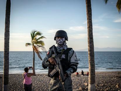 Un elemento de la Guardia Nacional vigila el malecón de Puerto Vallarta, en el Estado de Jalisco (México), en diciembre de 2020.