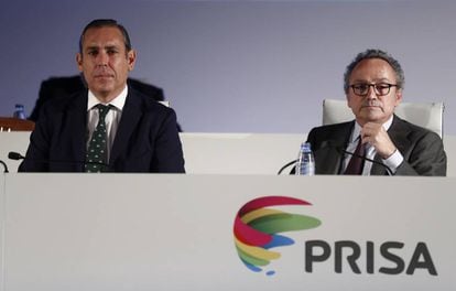 Manuel Polanco, Presidente de Prisa, (a la derecha) y Manuel Mirat, Consejero Delegado, en la Junta General de Accionistas de Prisa celebrada este 25 de abril. 