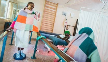 Varias pacientes durante una sesión de fisioterapia en el Hospital Hamlin para Fístulas de Addis Abeba, en Etiopía.