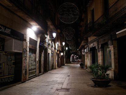Una calle del centro de Barcelona durante el toque de queda decretado por el Gobierno catalán, el pasado 24 de diciembre.
