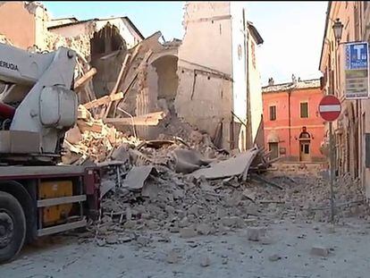 La basilica de Norcia, tras el terremoto de este domingo, en una imagen de Sky Italia.