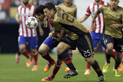 Diego Costa pelea el balón con Bonera.