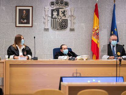 El juez Alfonso Guevara durante el inicio del juicio por el atentado terrorista de 2017 en Barcelona y Cambrils (Tarragona) celebrado en la Audiencia Nacional de San Fernando de Henares, Madrid, el pasado 10 de noviembre.