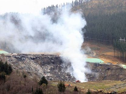 Incendio del vertedero de Zaldibar el domingo. En vídeo, resumen de la crisis del vertedero.