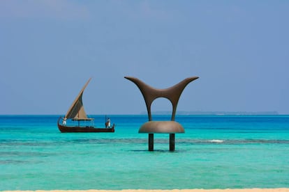 'Arco' es una escultura de cobre de Vincent Beaurin instalada en las aguas que dan acceso al lujoso 'resort' Cheval Blanc Randheli, de Louis Vuitton.