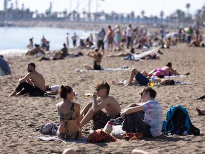 Turistas en una playa de Málaga, el 27 de enero de 2024.