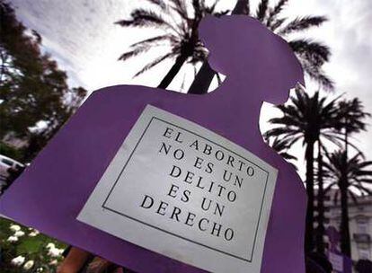 Cartel por la despenalización del aborto mostrado en una manifestación en Valencia.