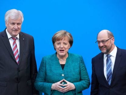 La canciller alemana, Angela Merkel, su aliado b&aacute;varo, Horst Seehofer (izqueirda), y el l&iacute;der del Partido Socialdem&oacute;crata (SPD), Martin Schulz, durante una rueda de prensa tras la ronda de negociaciones celebrada en la sede de la Uni&oacute;n Cristianodem&oacute;crata (CDU), en Berl&iacute;n, el mi&eacute;rcoles.  