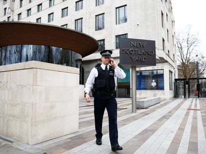 Un agente frente a la sede de New Scotland Yard, en Londres