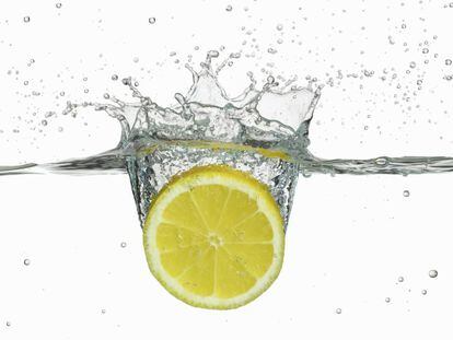 ¿Cuáles son los beneficios de tomar agua con limón cada mañana?