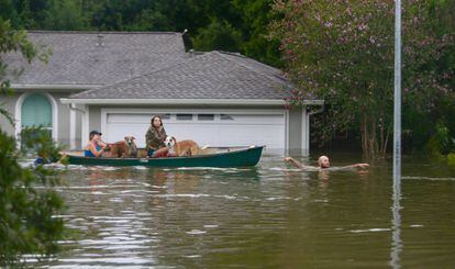 Una família evacuada a Houston, Texas.