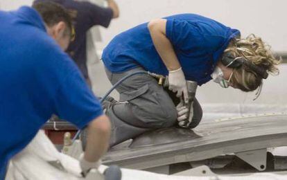 Un trabajador junto a una trabajadora en la empresa Alcor, de Vitoria.