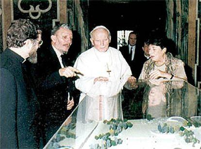 Kiko Argüello, con Carmen Hernández, explica al Papa una maqueta.