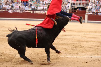 Un momento de la cogida de Rafael González, en el primer toro.