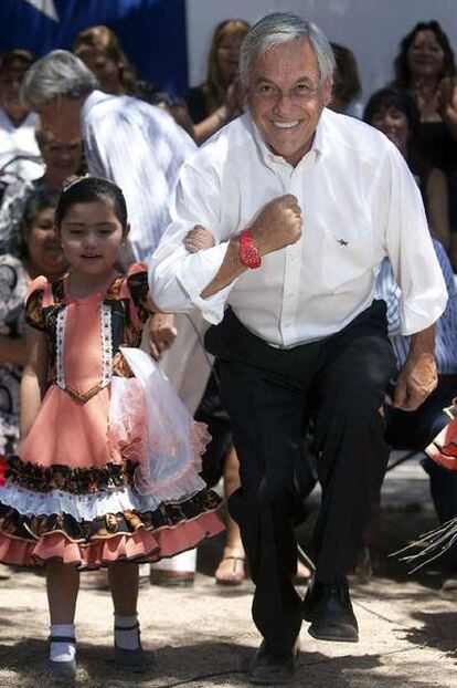 Piñera, ayer, bailando con una niña en un acto de campaña.
