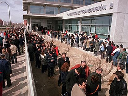 Decenas de voluntarios haciendo cola ante el centro de transfusiones de Valdebernardo, en Madrid, para donar sangre.