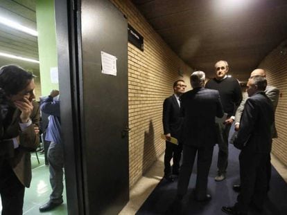 Morales, presidente de la Penya, en el centro, junto a varios directivos.