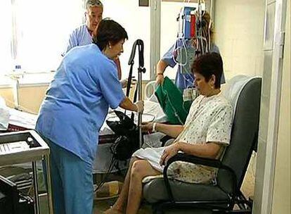La paciente con el corazón artificial en el Hospital Universitario de Bellvitge, en Hospitalet de Llobregat (Barcelona).