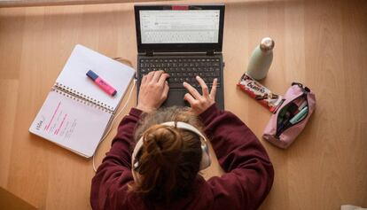 Una alumna d'ESO estudia a la seva habitació.
