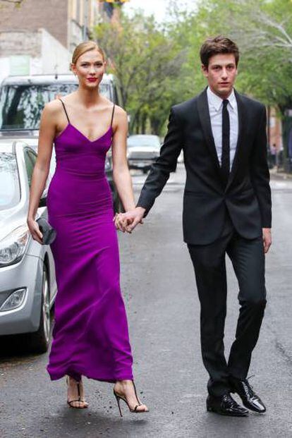 Joshua Kushner y su novia, la modelo Karlie Kloss, en abril de 2016.