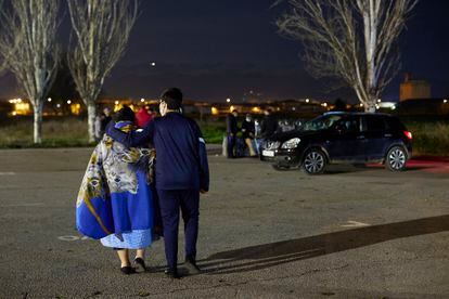 Un grupo de personas que, el jueves pasado, se lanzó a pasar la noche en un descampado.