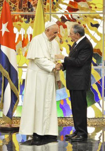 El papa Francisco y el presidente cubano Raúl Castro conversan durante un intercambio de regalos en el Palacio de la Revolución de La Habana.