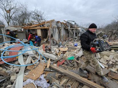 Vecinos de Lviv (oeste de Ucrania) tratan de recuperar sus pertenencias después de los ataques rusos de este jueves.