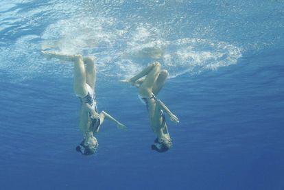 Anna-Maria Alexandri y Eirini-Marina Alexandri (Austria) en la competición de natación sincronizada.