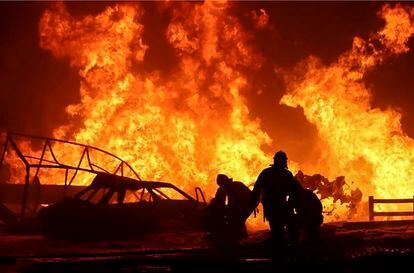 Los bomberos trabajan en la zona afectada por la explosión, este martes en Majachkalá (Daguestán).