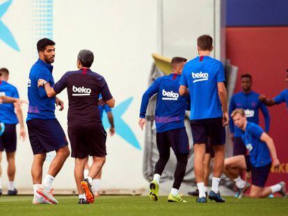 Luis Suárez habla con Valverde durante el entrenamiento del viernes. 