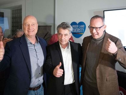 El candidato del partido ultraderechista Alternativa para Alemania (AfD) en Pirna, Tim Lochner (centro), junto a otros dos dirigentes del partido este 17 de diciembre en la localidad alemana.