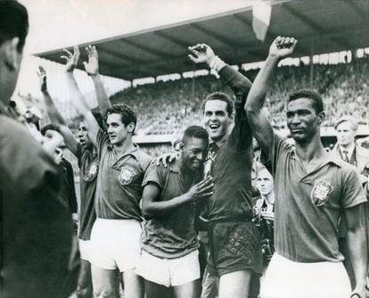 Pelé, de 17 años, con el portero Gylmar Dos Santos Neves, luego del triunfo 5-2 sobre Suecia, en la final del mundial de 1958.