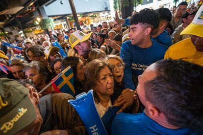 Personas se aglomeran para entrar a Ikea en Bogotá (Colombia) el 28 de septiembre del 2023.