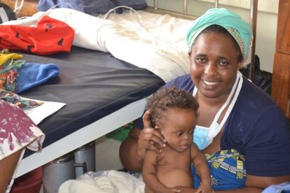 Cristine y su hija Anita, que llegó a Kamuzu con desnutrición severa y tuberculosis, reciben el alta y se preparan para volver a casa.
