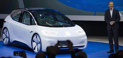 El presidente del consejo de Volkswagen, Herbert Diess, presenta el nuevo coche el&eacute;ctrico Volkswagen I.D. en el Sal&oacute;n del autom&oacute;vil de Par&iacute;s.