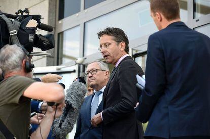 El presidente del Eurogrupo, Jeroen Dijsselbloem (R) y el director gerente del Mecanismo Europeo de Estabilidad, hoy, en Luxemburgo.  / AFP PHOTO / JOHN THYS