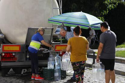 Reparto de agua en camiones cisterna en Pozoblanco (Córdoba), el pasado mes de diciembre.